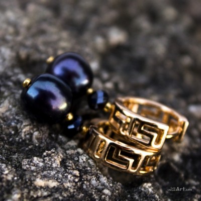 BLACK PEARLED EARRINGS IN GOLD PLATED SETTINGS "PANTHER"